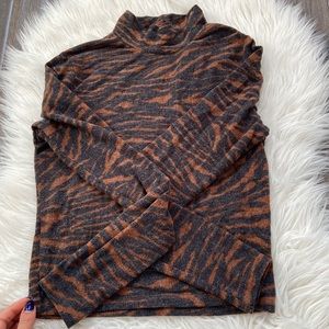 H&M animal print crop top mockneck in small